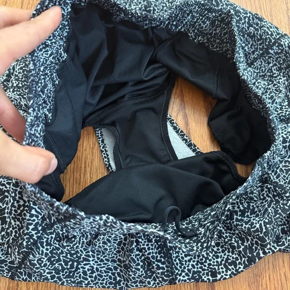 Lululemon Hotty Hot Short II 2.5" in Polar Shift Inverse Alpine White Black 10 - Picture 11 of 14